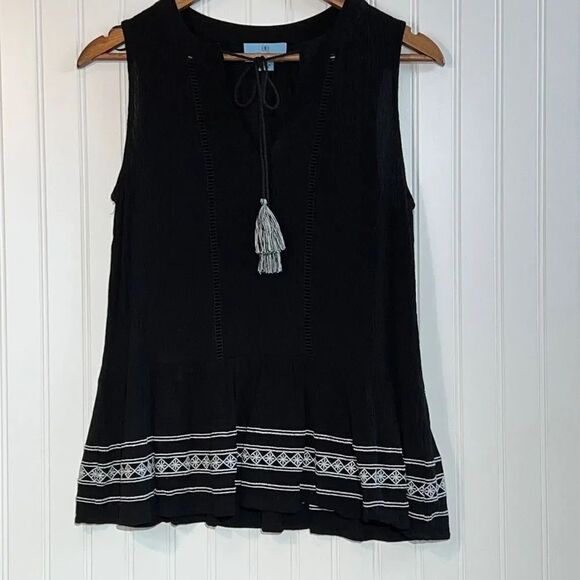 CeCe Embroidered Sleeveless Top W/Front Tasseled Tie Black/White Size Small - Picture 1 of 10